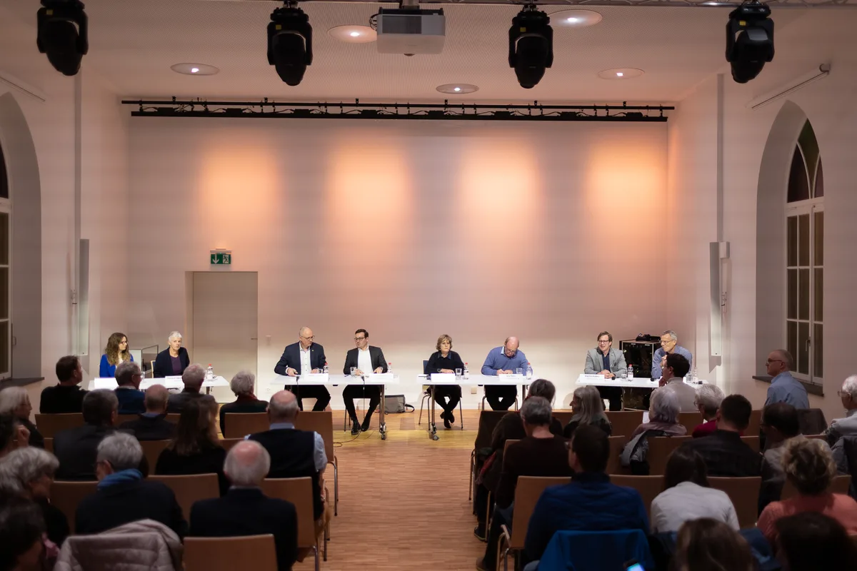 Die Teilnehmer des Podiums v.l.n.r.: Viviane Kägi (GLP), Theres Agosti Monn (SP), Markus Schaaf (EVP), Tobias Weidmann (SVP), Moderatorin Esther Girsberger, Urs Hans (Aufrecht), Martin Huber (FDP), Ralph Hablützel (Grüne). Die Teilnehmer des Podiums v.l.n.r.: Viviane Kägi (GLP), Theres Agosti Monn (SP), Markus Schaaf (EVP), Tobias Weidmann (SVP), Moderatorin Esther Girsberger, Urs Hans (Aufrecht), Martin Huber (FDP), Ralph Hablützel (Grüne).
