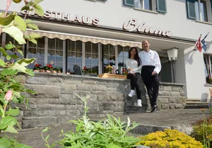 Mathias und Lak Krähenmann vor dem Gasthaus Blume in Fischenthal. Mathias und Lak Krähenmann vor dem Gasthaus Blume in Fischenthal.