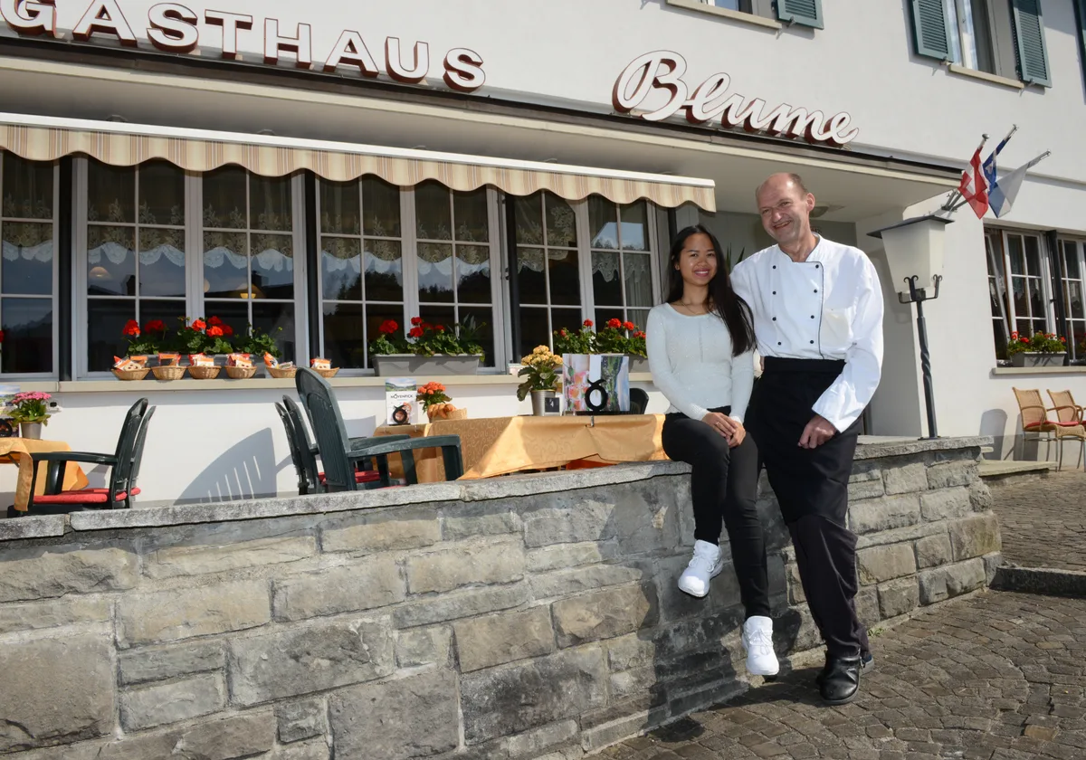 Mathias und Lak Krähenmann vor dem Gasthaus Blume in Fischenthal.