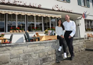 Mathias und Lak Krähenmann vor dem Gasthaus Blume in Fischenthal. Mathias und Lak Krähenmann vor dem Gasthaus Blume in Fischenthal.