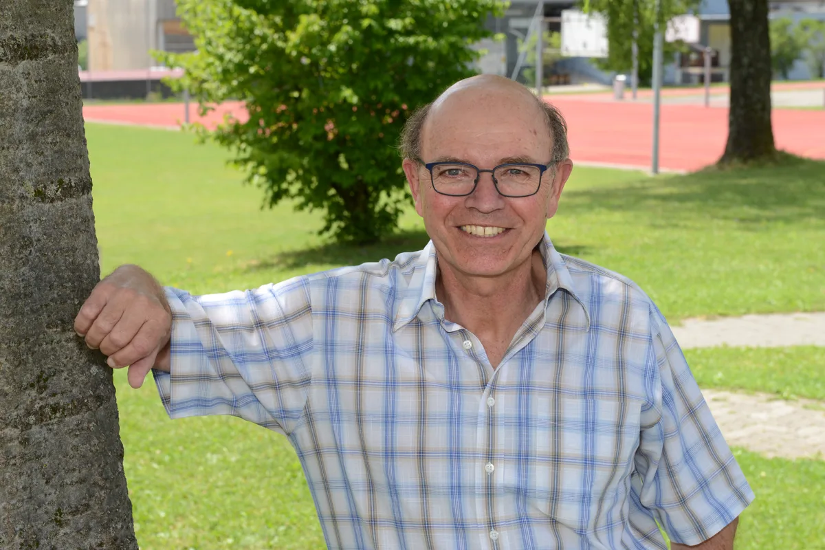 Schulleiter Beat Spaltenstein vor dem Schulhaus Turbentha