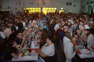22908596-4 Besucher am Turnfest in Turbenthal