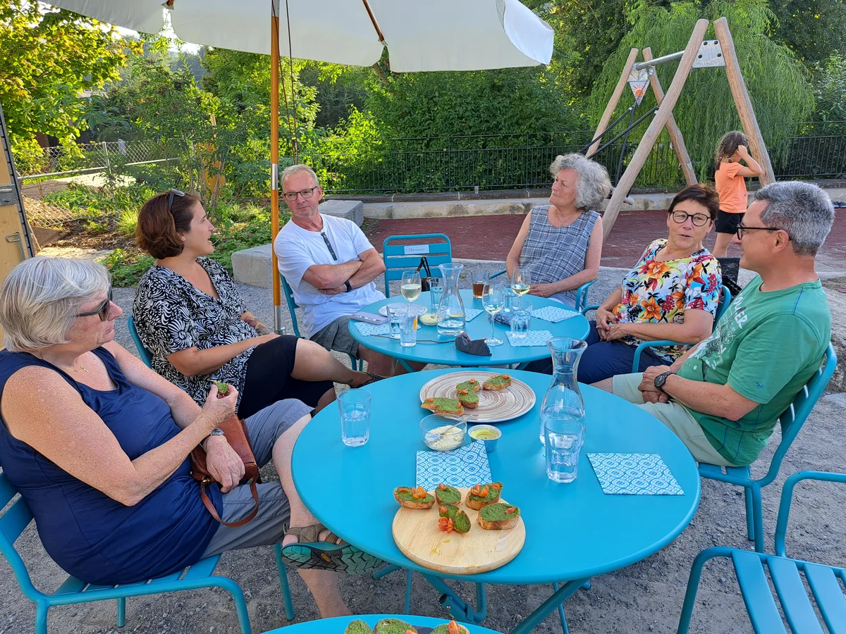 Zur «Tavolata» kommen Menschen im Chilepark zusammen Das Menu, die Musik und Geselligkeit lassen ein schönes italienischs Ambiente entstehen. Zur «Tavolata» kommen Menschen im Chilepark zusammen Das Menu, die Musik und Geselligkeit lassen ein schönes italienischs Ambiente entstehen.