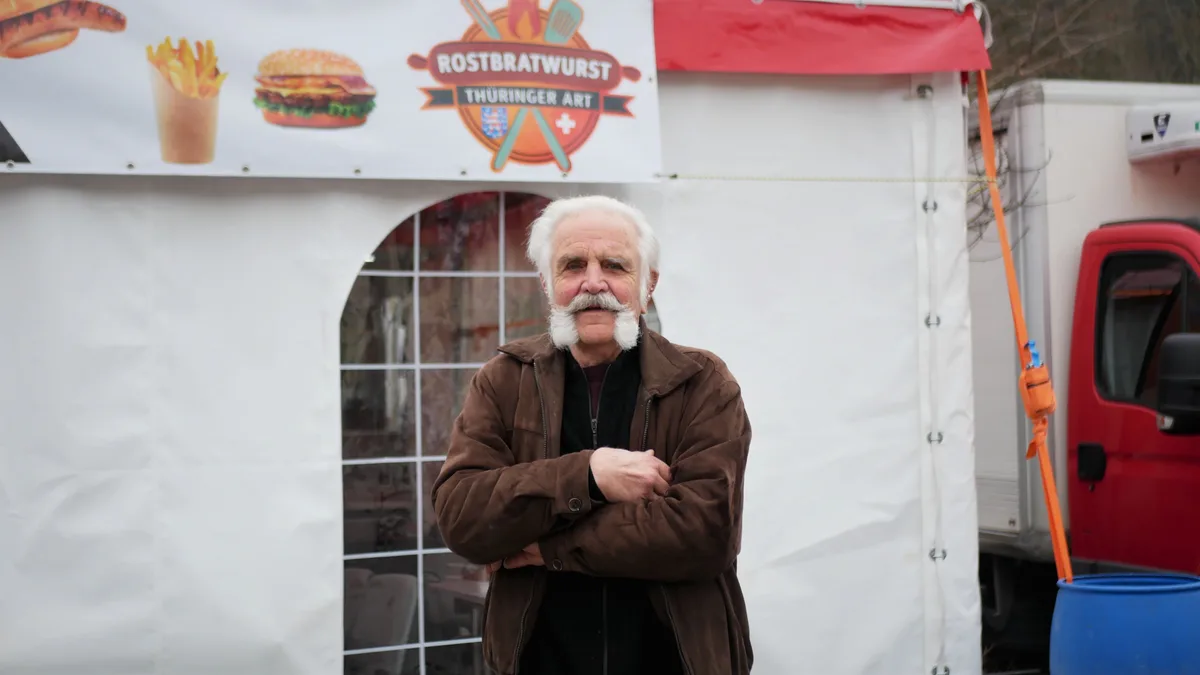 Porträts des Inhaber Conradin Joos (79).