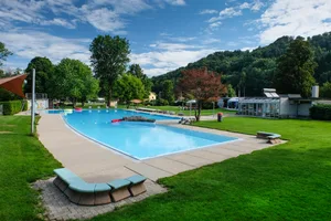 21406144-3 Im Schwimmbad Neuguet findet zum ersten Mal das Sommerkino in der Badi statt.