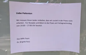 12334692-2 Die Türe ist geschlossen: Ein Aushang informiert die Patienten, dass im Moment niemand in der Praxis arbeitet.