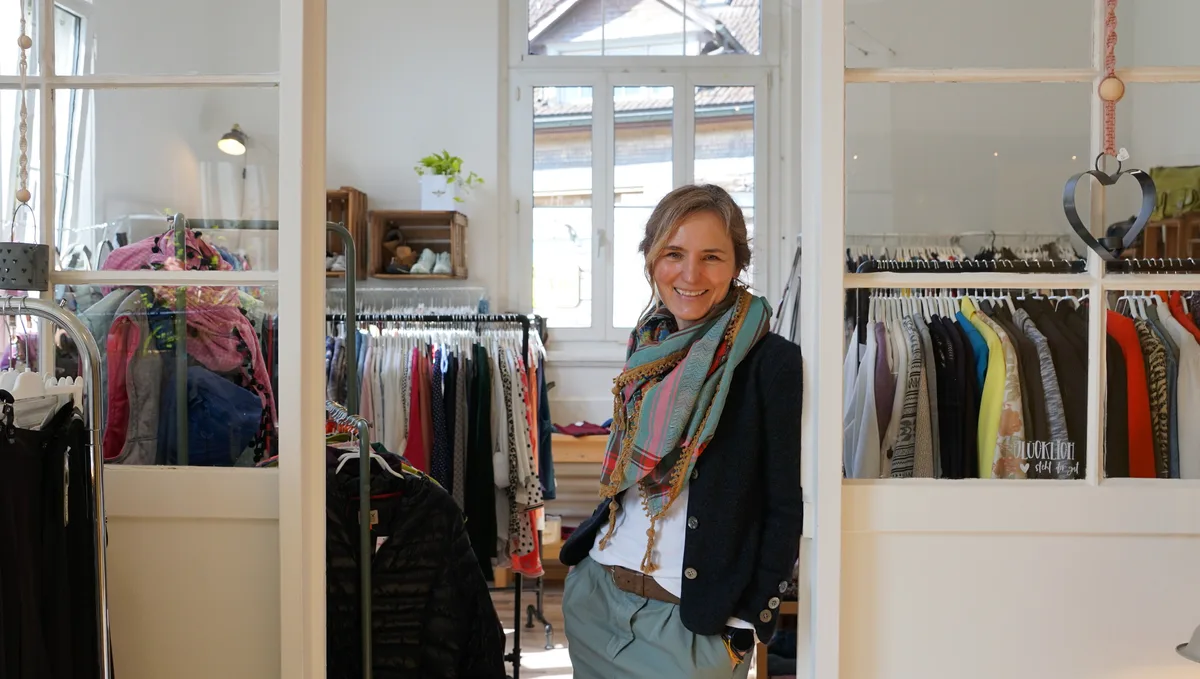 Aurélie Calland Mischler in ihrem neuen Laden in Steg.