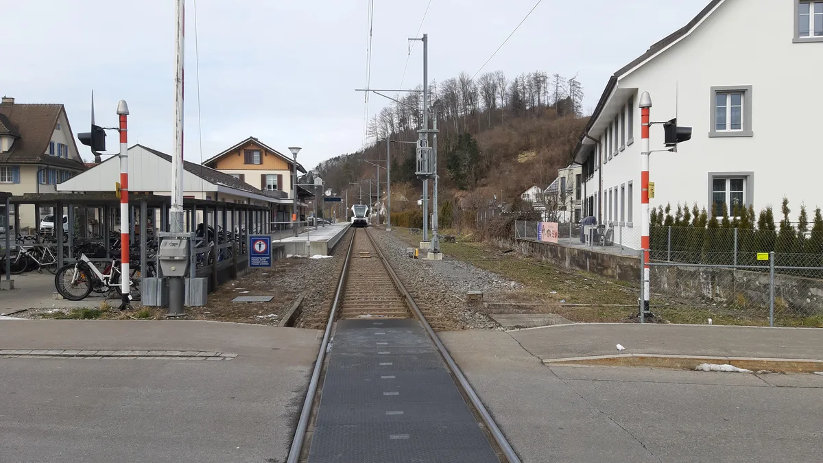 Bald wird im Tösstal an den Gleisen gearbeitet. Der Bahnübergang in Kollbrunn muss hierfür gesperrt werden. (Archiv)