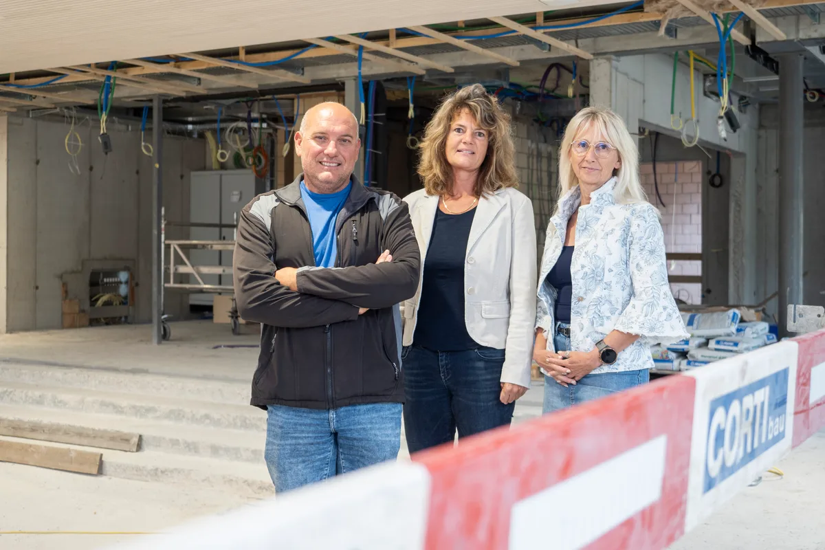 Freuen sich, dass die Sanierung auf Kurs ist: Hallenbadleiter Narco Gramatica, Gemeinderätin Heidi Weiss und Gemeinderätin Manuela Burkhalter.