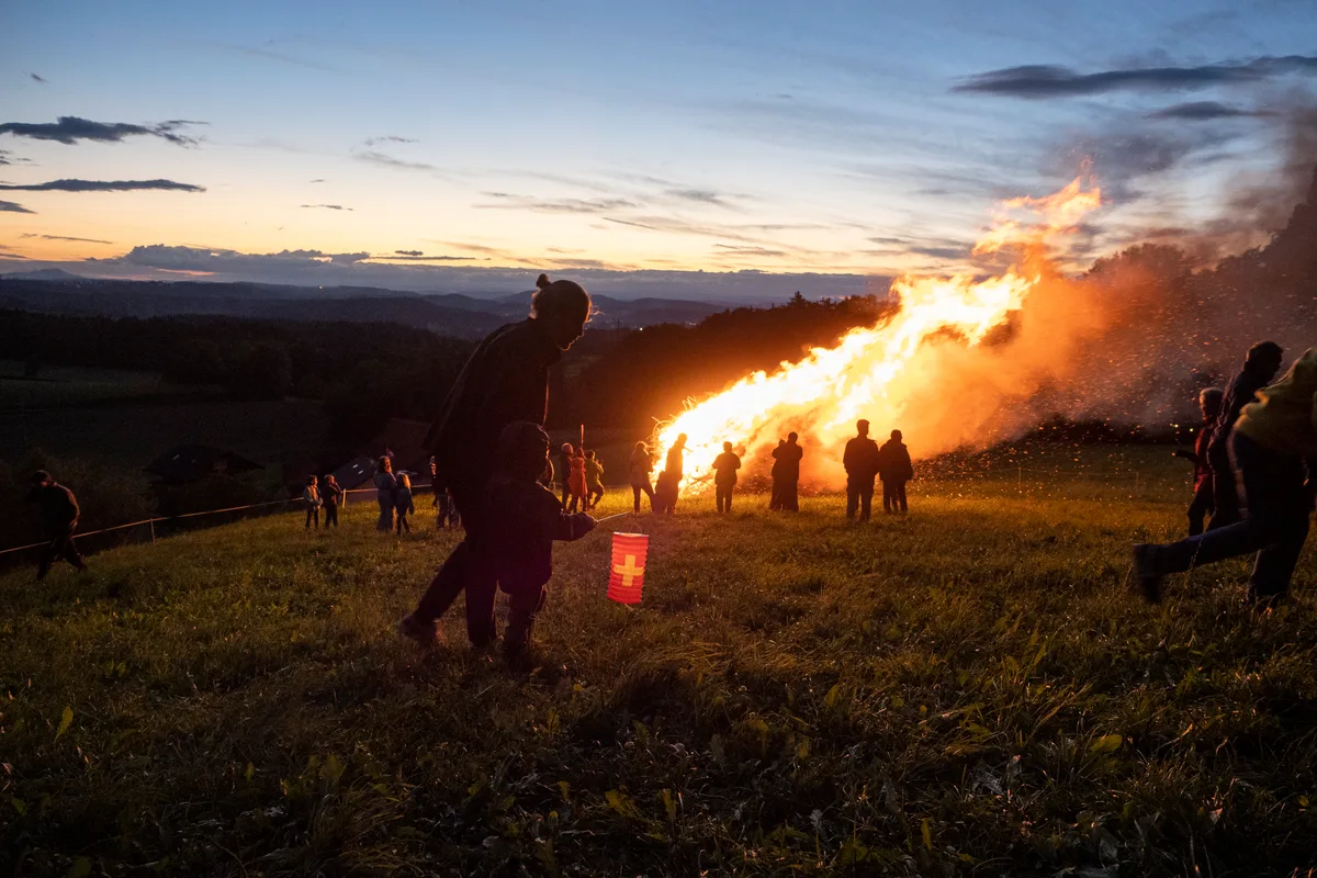 Die Organisatoren hatten das Holz vor dem Regen geschützt. Einem schönen Feuer stand also nichts im Weg.