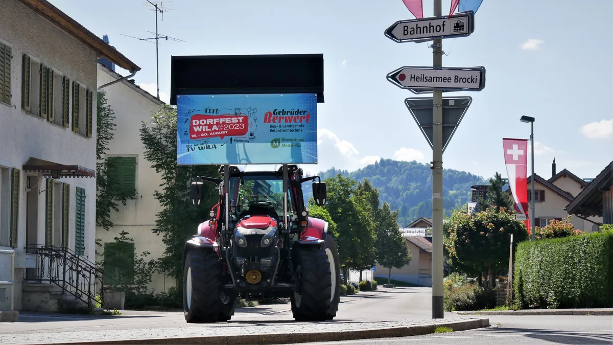 Wer die Tösstalstrasse durchquert, wird von grossem Gerät auf die bevorstehende Sause aufmerksam gemacht.
