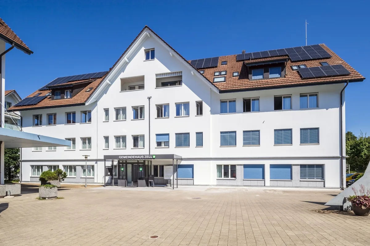 Stolz präsentiert sich das frisch renovierte Gemeindehaus von Zell. Stolz präsentiert sich das frisch renovierte Gemeindehaus von Zell.