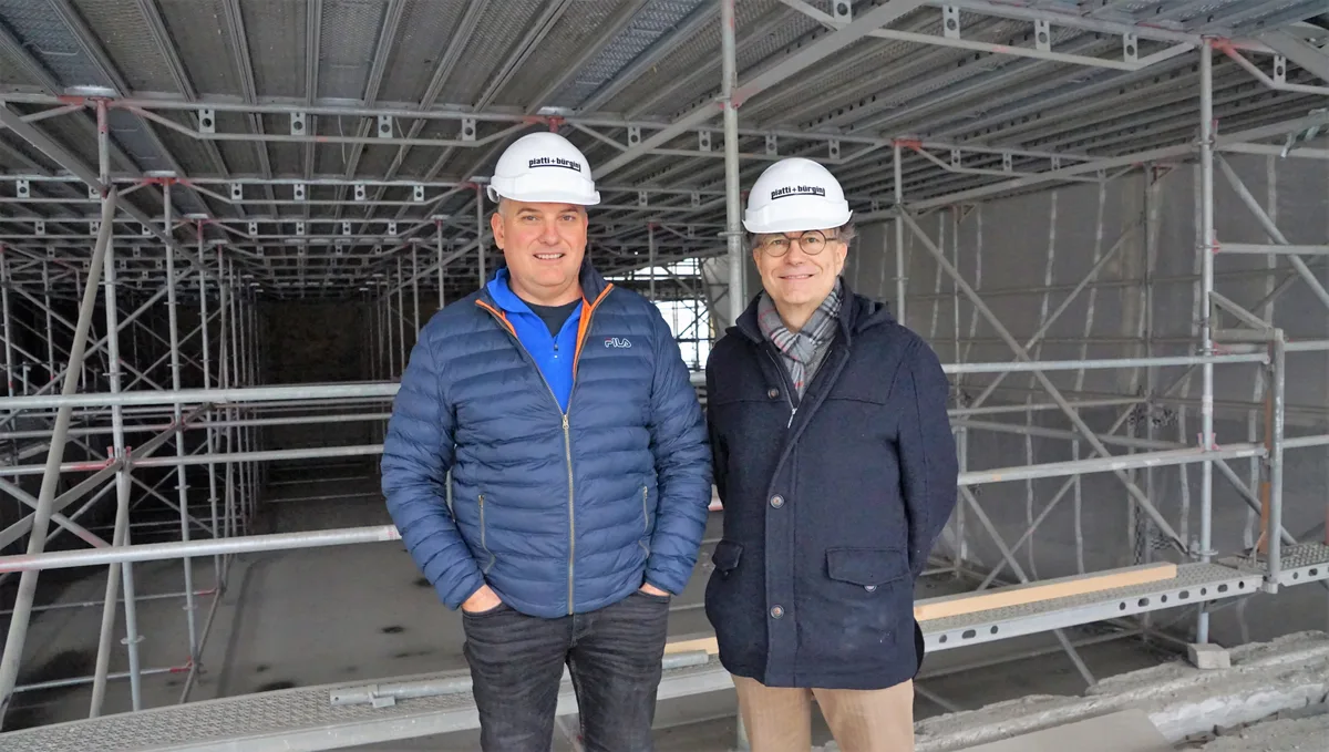 Hallenbadleiter Nardo Gramatica und Gemeindeschreiber Roberto Fröhlich vor dem Becken im Hallenbad Bauma.