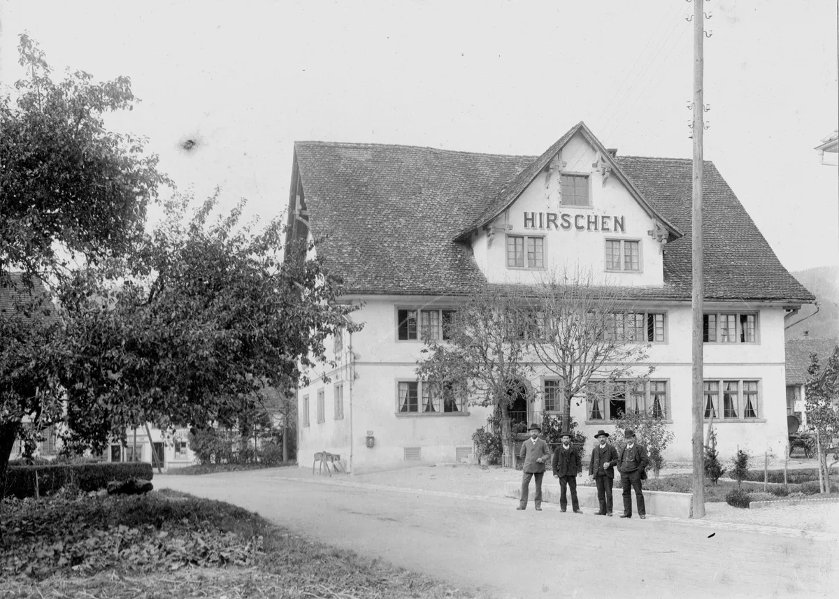 Der Hirschen als Gasthaus in noch wenig genutzter Umgebung