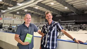 12674000-2 Daniel Stoller-Schai und Daniel Egli in der Eishalle. Dort finden viele Veranstaltungen am Kirchentag statt.