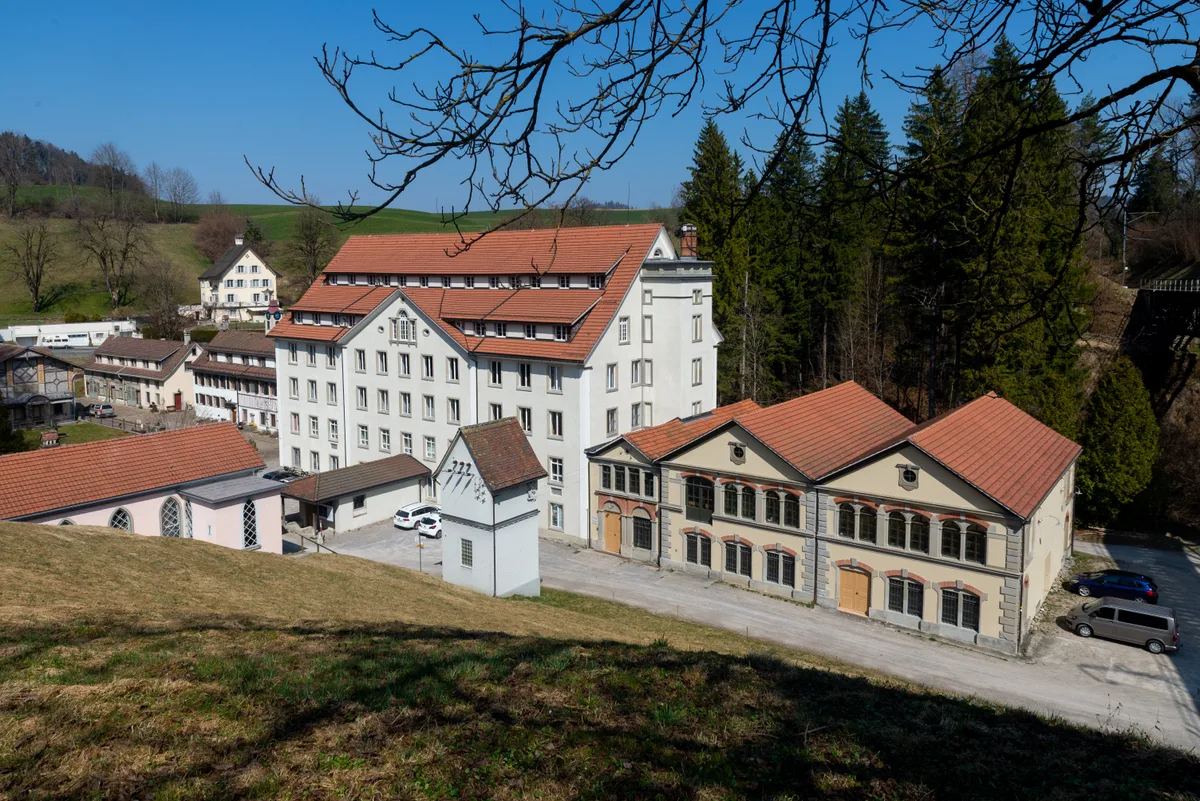 Eine der schönsten erhaltenen Anlagen aus der Frühzeit der Industrialisierung in der Schweiz: die Spinnerei Neuthal zwischen Bäretswil und Bauma. (Archivfoto)