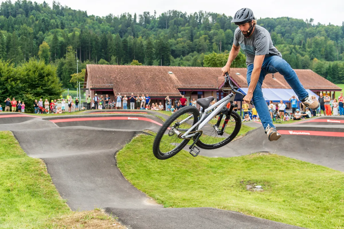 21920866-13 Chris zeigt einen waghalsigen Trick.