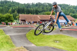 21920866-13 Chris zeigt einen waghalsigen Trick.