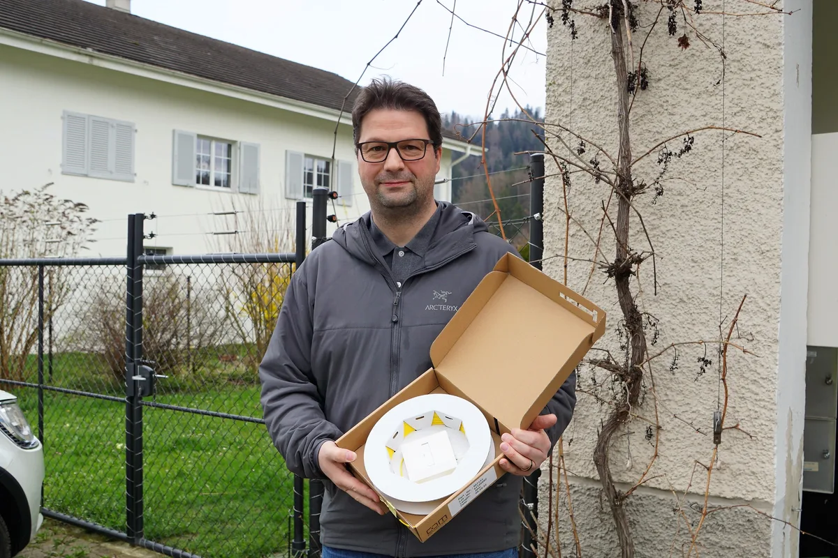 Sascha Steinmann aus Oberhofen wartet darauf, bis die Dose in seinem Haus verbaut und der Anschluss freigegeben ist.