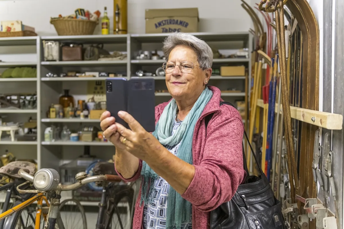 Elisabeth Comminot aus Rikon hält ein Stück mit dem Handy fest für ihr eignes Archiv.