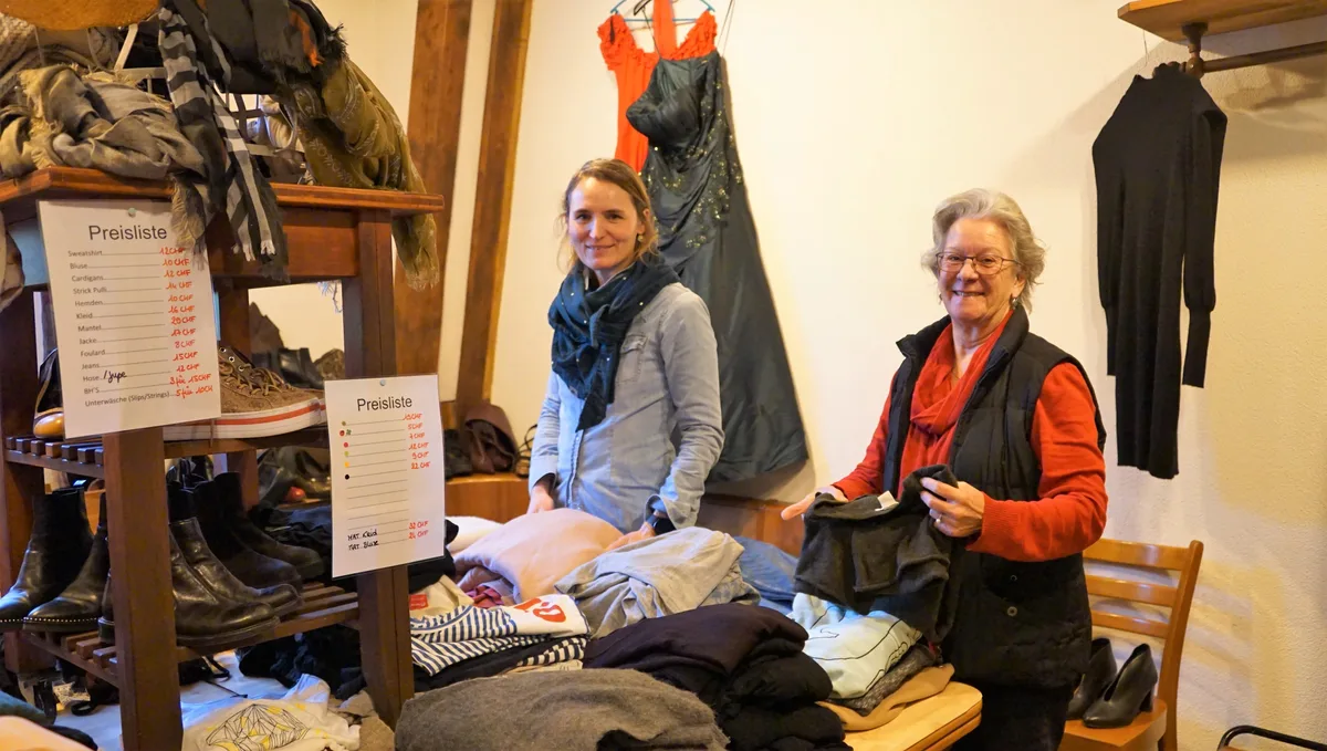 Aurélie Calland Mischler und Ursula Kägi in ihrem Secondhandladen in Gibswil.