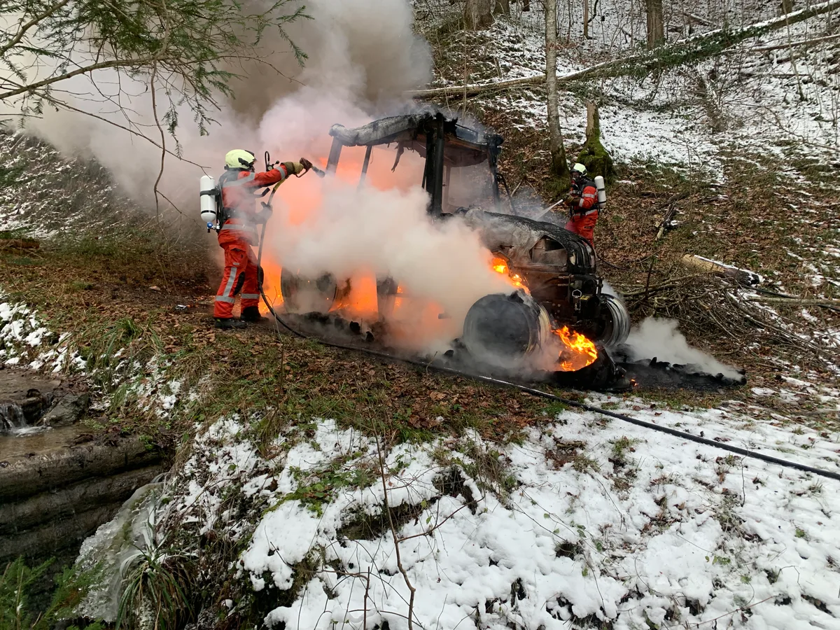 Das Gefährt stand auf einem unbefestigten Flurweg und war schlecht zugänglich für die Feuerwehr.