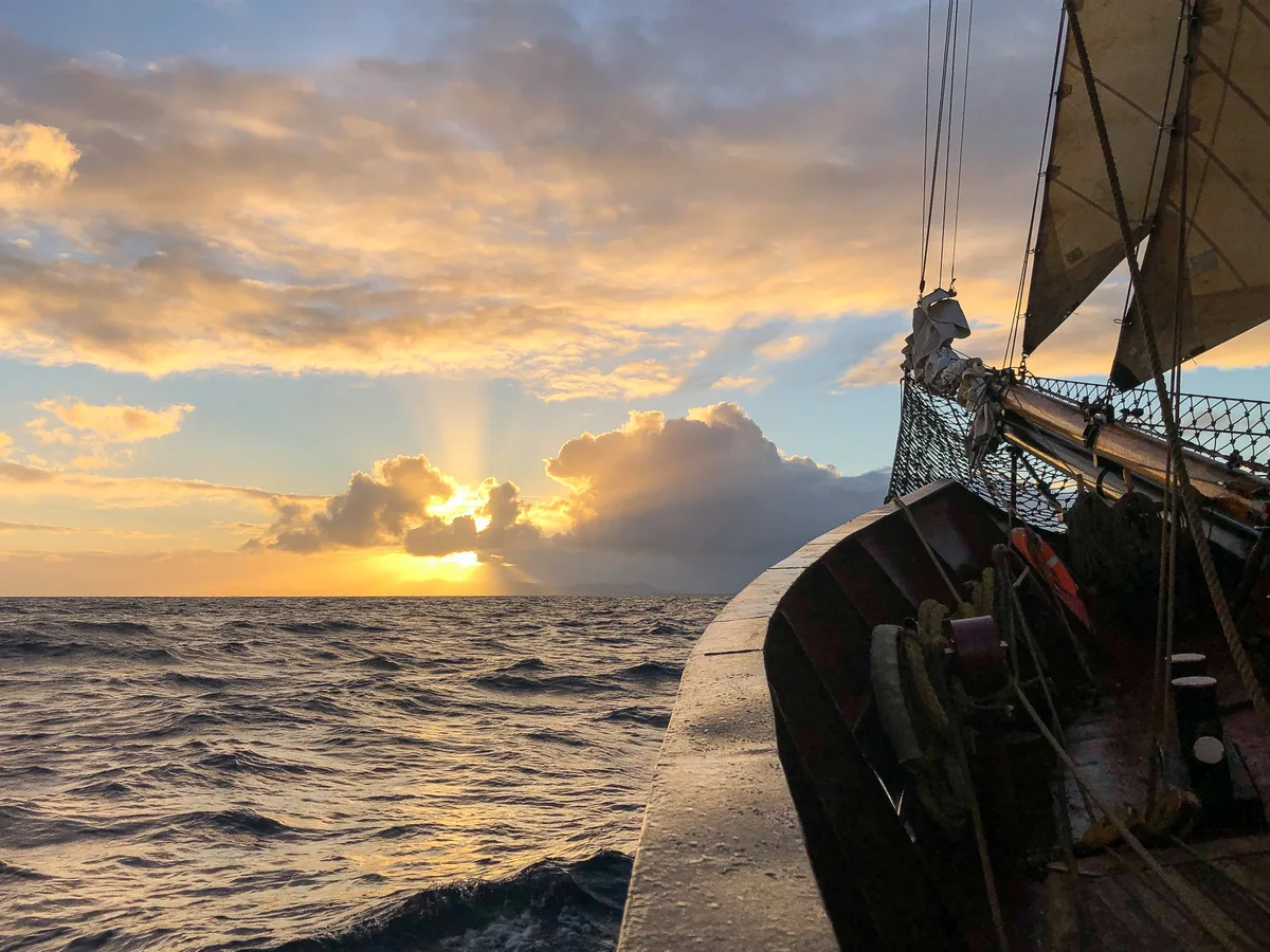 Mit dem Segelschiff unterwegs im karibischen Meer. Mit dem Segelschiff unterwegs im karibischen Meer.