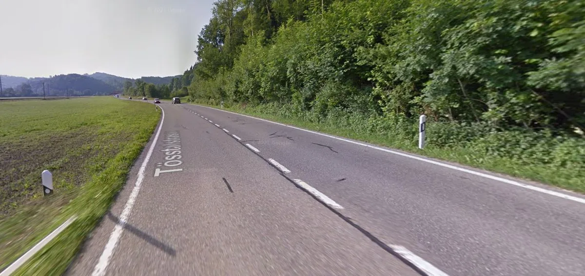 Der Belag der Tösstalstrasse zwischen Wila und Au ist in einem schlechten zustand.