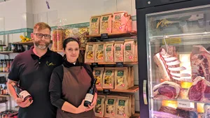 Thomas Schmidt und Isabell Otto verkaufen nicht nur Fleisch, wie zum Beispiel aus dem Dry-Ager (rechts), sondern auch Produkte aus der Region. Thomas Schmidt und Isabell Otto verkaufen nicht nur Fleisch, wie zum Beispiel aus dem Dry-Ager (rechts), sondern auch Produkte aus der Region.