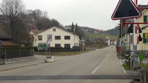 An der Bolsternstrasse in Kollbrunn soll ein 70Meter langes Trottoir entstehen (links). An der Bolsternstrasse in Kollbrunn soll ein 70Meter langes Trottoir entstehen (links).