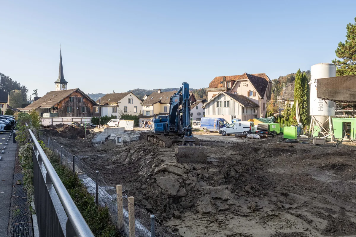 24077192-2 In dieser Baugrube wird die Domum-Überbauung entstehen.