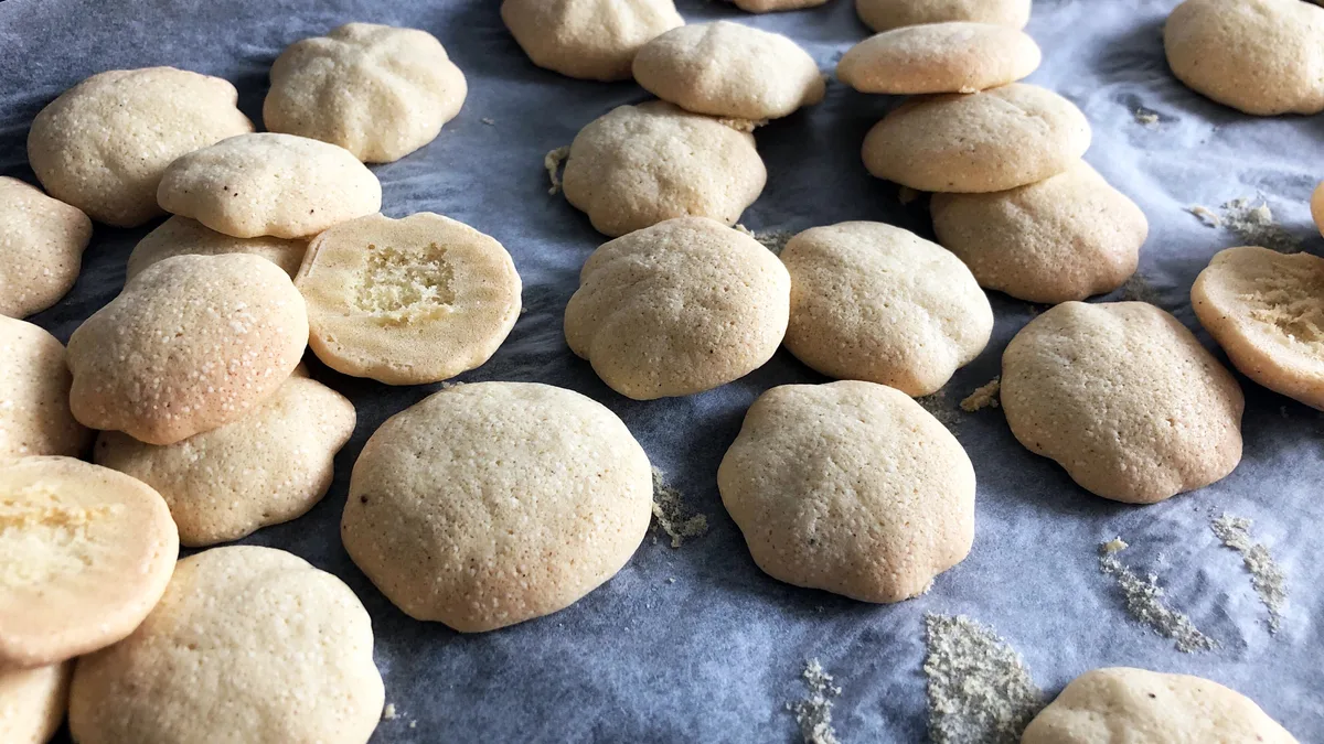 Die frischen Weihnachtsguetsli verströmen einen verlockenden Duft. Die frischen Weihnachtsguetsli verströmen einen verlockenden Duft.