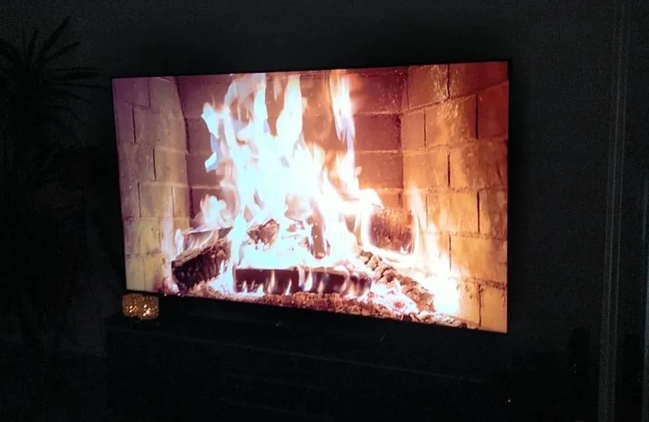 Ein TV mit einem Feuer darin.