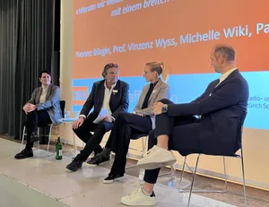 Podiumsgespräch zur SRG-Initiative in Meilen. Podiumsgespräch zur SRG-Initiative in Meilen.