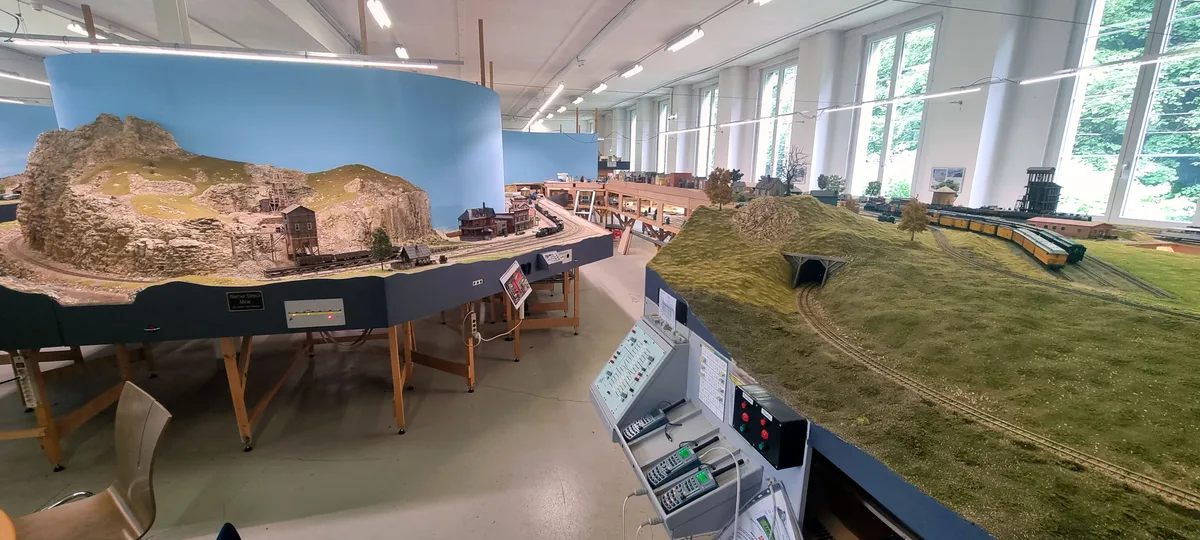 Die Modellbahnanlage der Trainbuffs ist 38 Meter lang und 15 Meter breit. Sie füllt fast die gesamte Fabrikhalle. James Stapfer zeigt uns die On3-Modellanlage in Rikon.