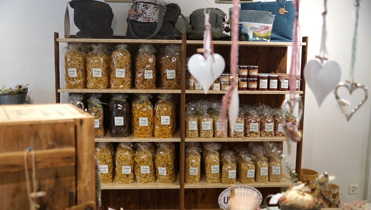 Man sieht ein Pastaregal.