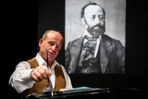 In seinem Theatermonolog über Jakob Senn schlüpft Matthias Peter in drei Rollen. In seinem Theatermonolog über Jakob Senn schlüpft Matthias Peter in drei Rollen.