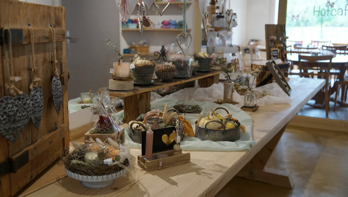 Man sieht einen Tisch mit verschiedenen Dekorationen.