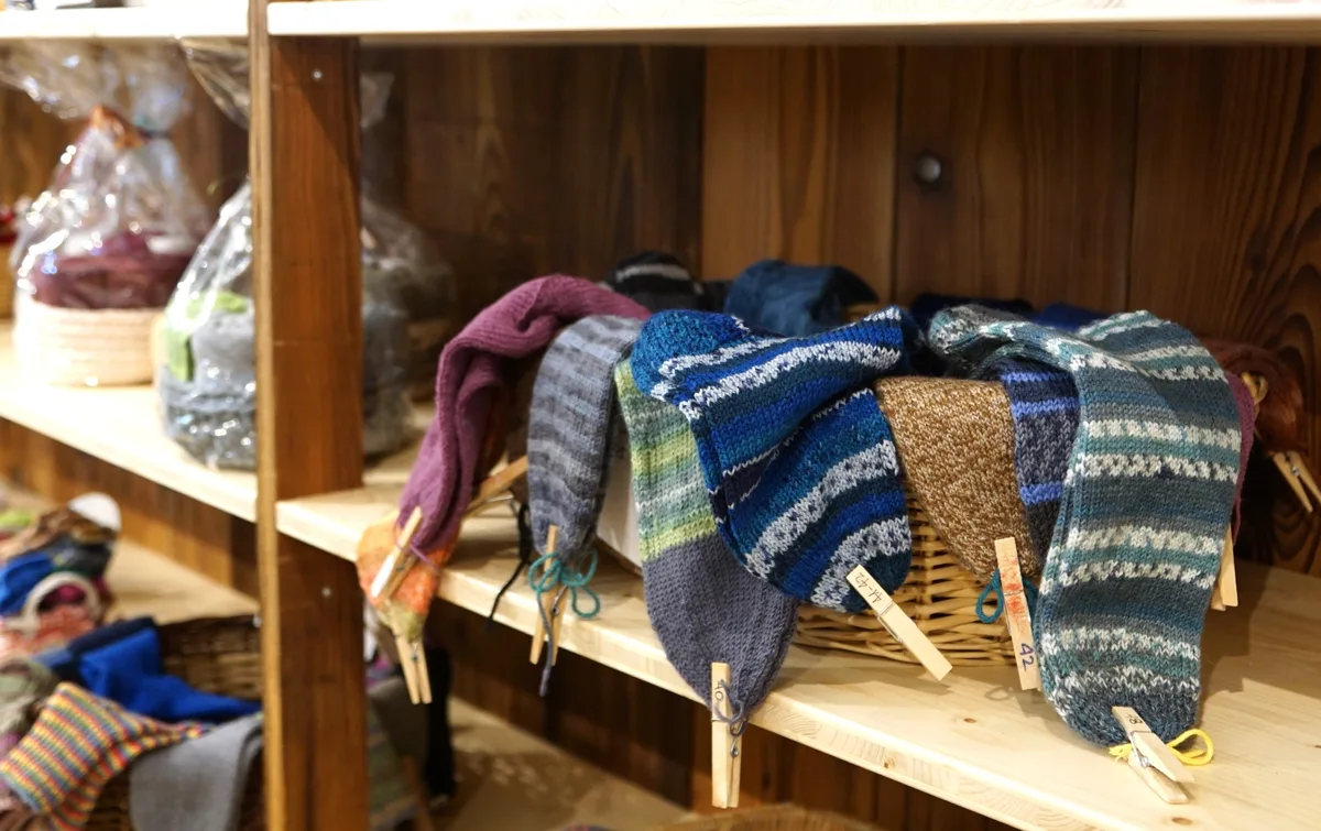 Man sieht einen Korb mit Wollsocken.