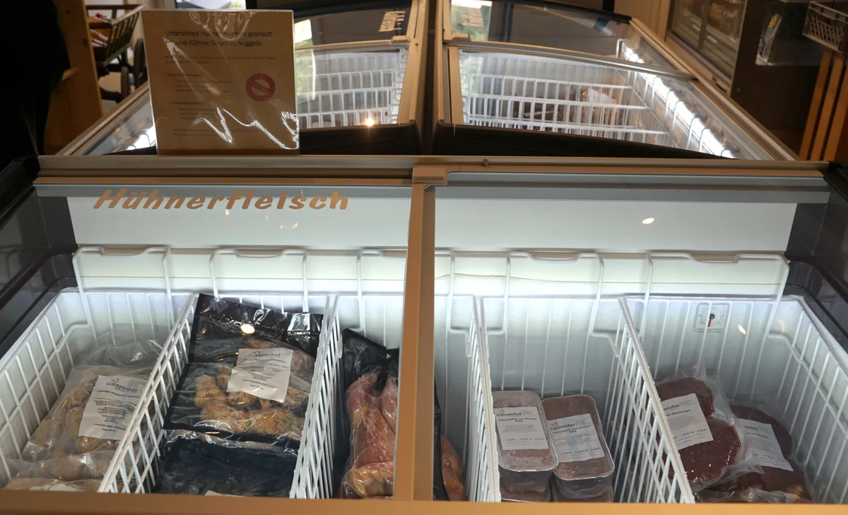 Man sieht einen Tiefkühler gefüllt mit Fleisch.