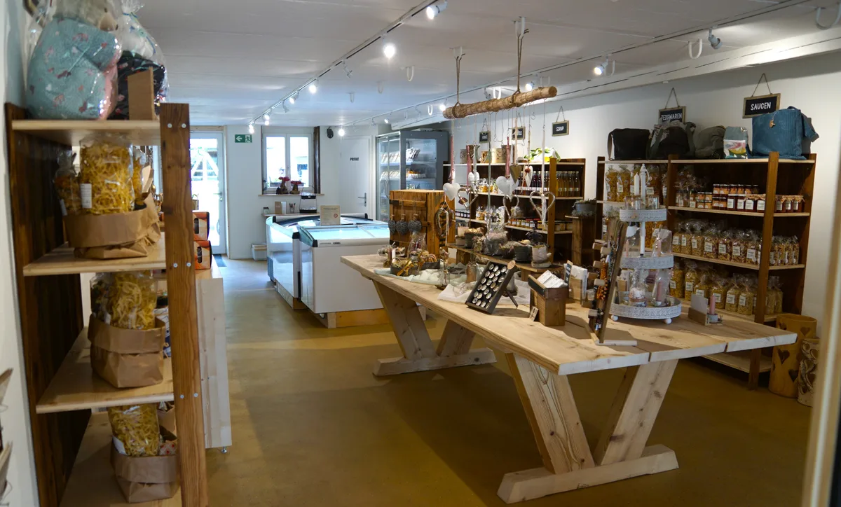 Man sieht den Innenraum des Hofladens mit vielen Produkten.
