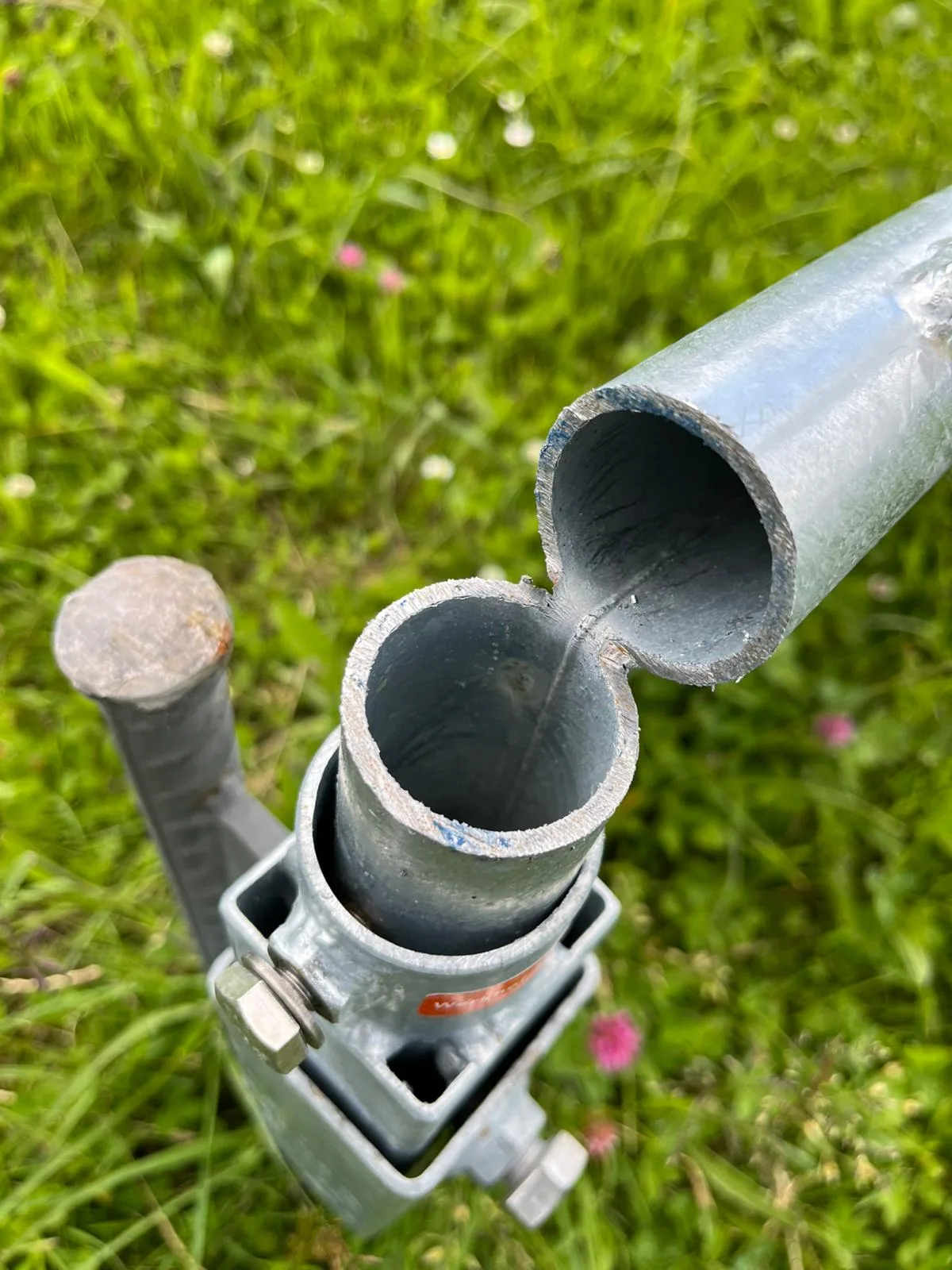 Um ein Versehen kann es sich kaum handeln: Die Ständer der Metalltafeln wurden mit einem sauberen Schnitt durchtrennt. Man sieht Fotos von abgesägten Werbetafeln am Strassenrand.