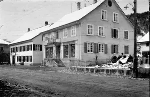 Wohnhaus und Ladengeschäft Gubler, links daneben stand das Haus Werffeli, die Strassen waren ungeteert. Wohnhaus und Ladengeschäft Gubler, links daneben stand das Haus Werffeli, die Strassen waren ungeteert.