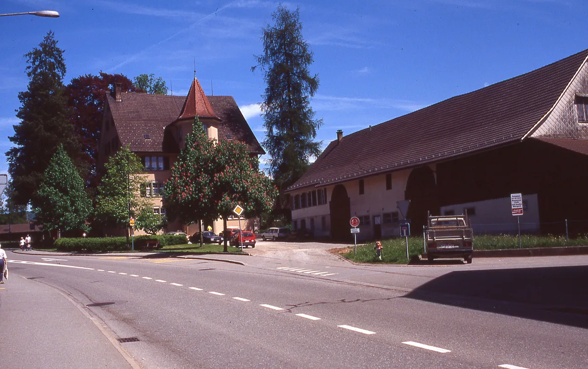 Altes Farbfoto, welches das Schloss und das Schlossgut zeigt.