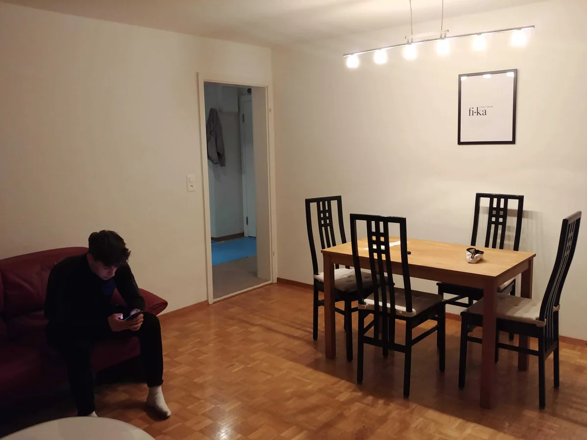 Bild einer fast leeren Wohnung.