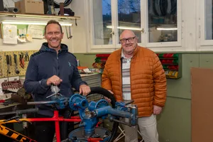 24077901-1 Christian und Walter Morof im Velogeschäft in Kollbrunn. Heute steht der Verkauf von E-Bikes im Vordergrund.
