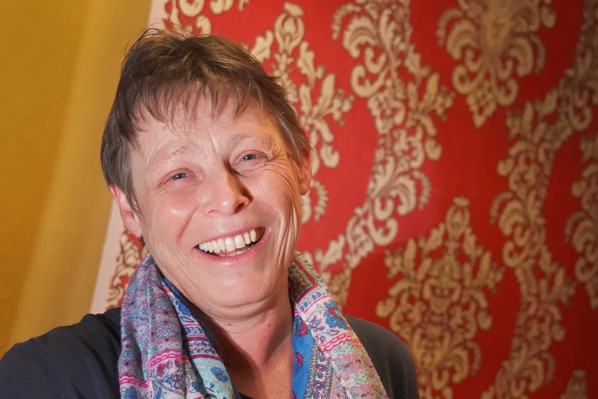 Renate König ist seit 1989 Teil der Theatergruppe – heute ist sie die Souffleuse. Die Hauptprobe der Theatergruppe Pirg aus Schmidrüti.