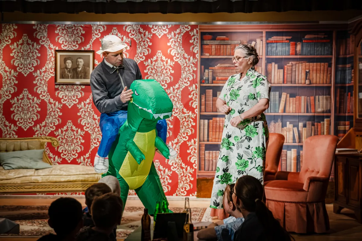 In Mordshofen sind sie mordsmässig «dureknallt»: So auch Bernhard und Rosamunde von Schlossburg (gespielt von Fabian Romer und Nicole Erne). Die Erstgeborene Rosamunde ist die Chefin in der Familie. Die Hauptprobe der Theatergruppe Pirg aus Schmidrüti.
