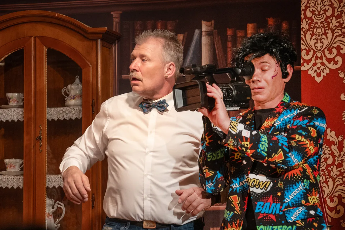 Ein Fernsehteam (Fredi Gadient und Andri Furrer) will sich ein Bild machen von Mordshofen. Die Hauptprobe der Theatergruppe Pirg aus Schmidrüti.