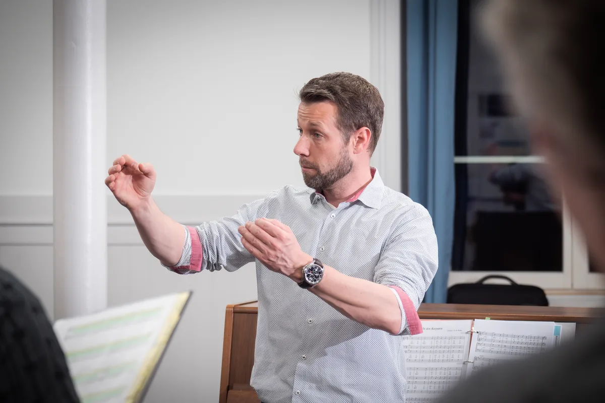 Der Russiker Gemeindepräsident Philip Hirsiger probt als Dirigent mit seinem Chor Landenberg in Wila.